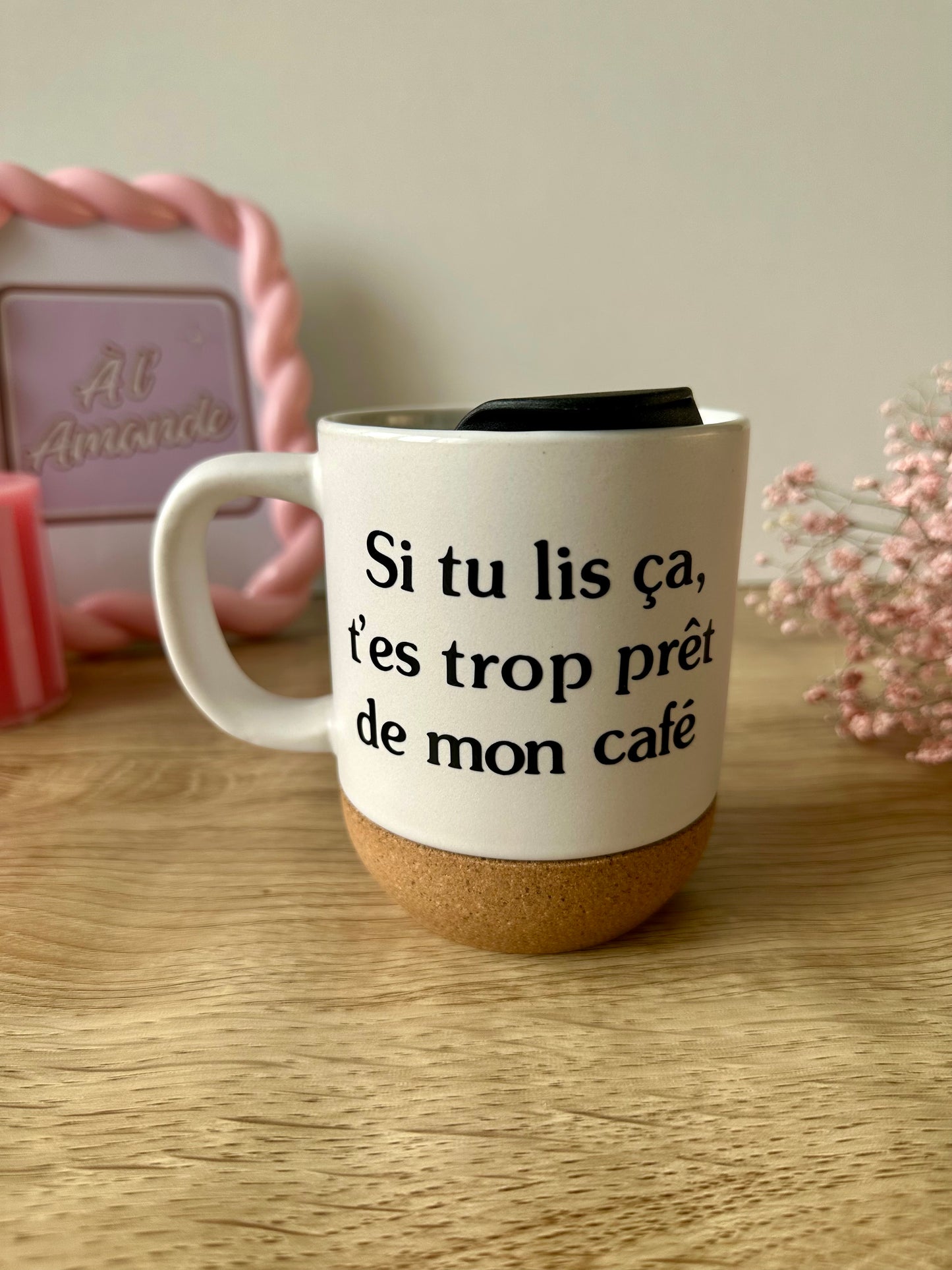 "Si tu lis ça, t'es trop près de mon café." 🚫
