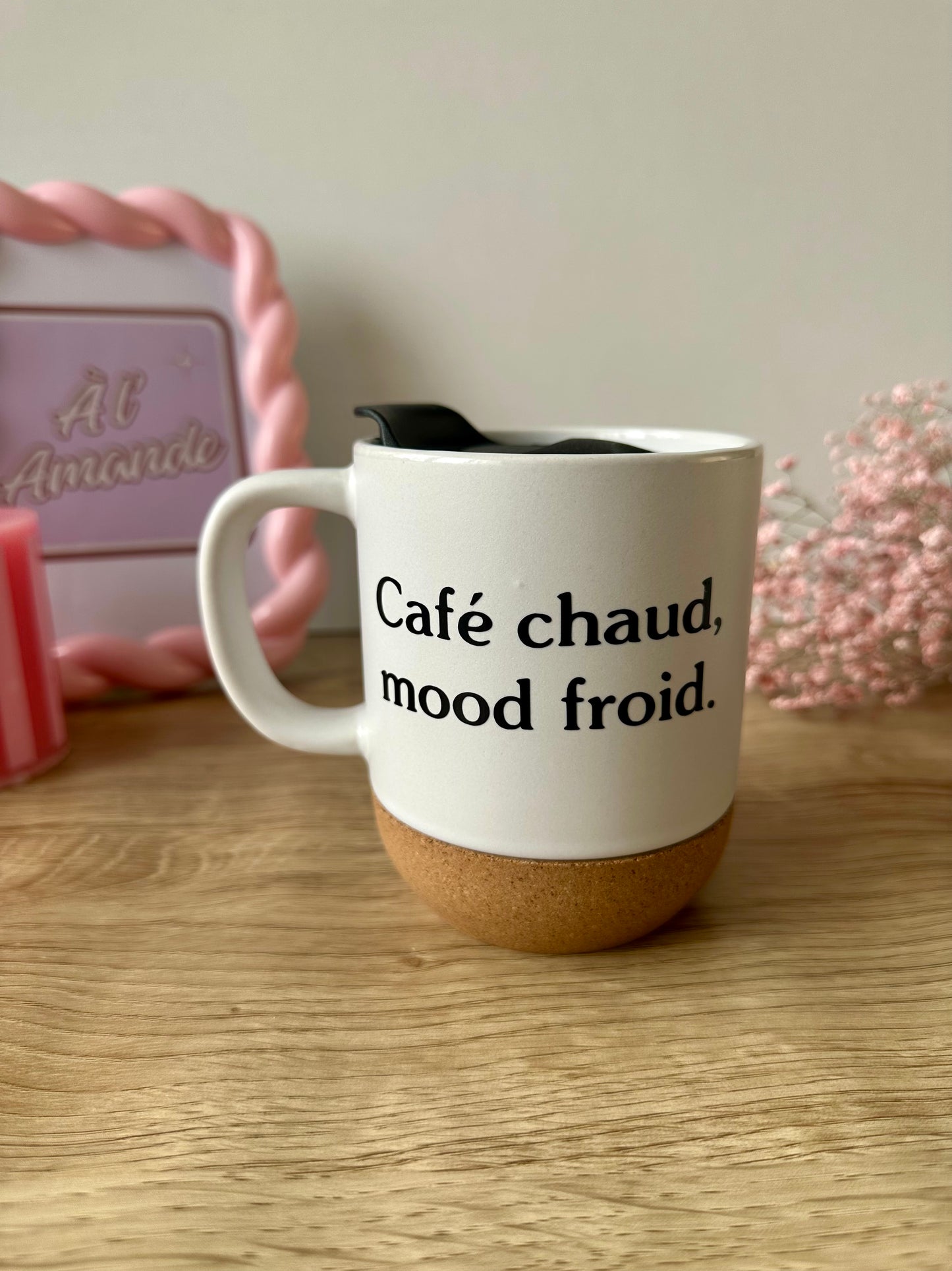 "Café chaud, Mood froid." 🧊