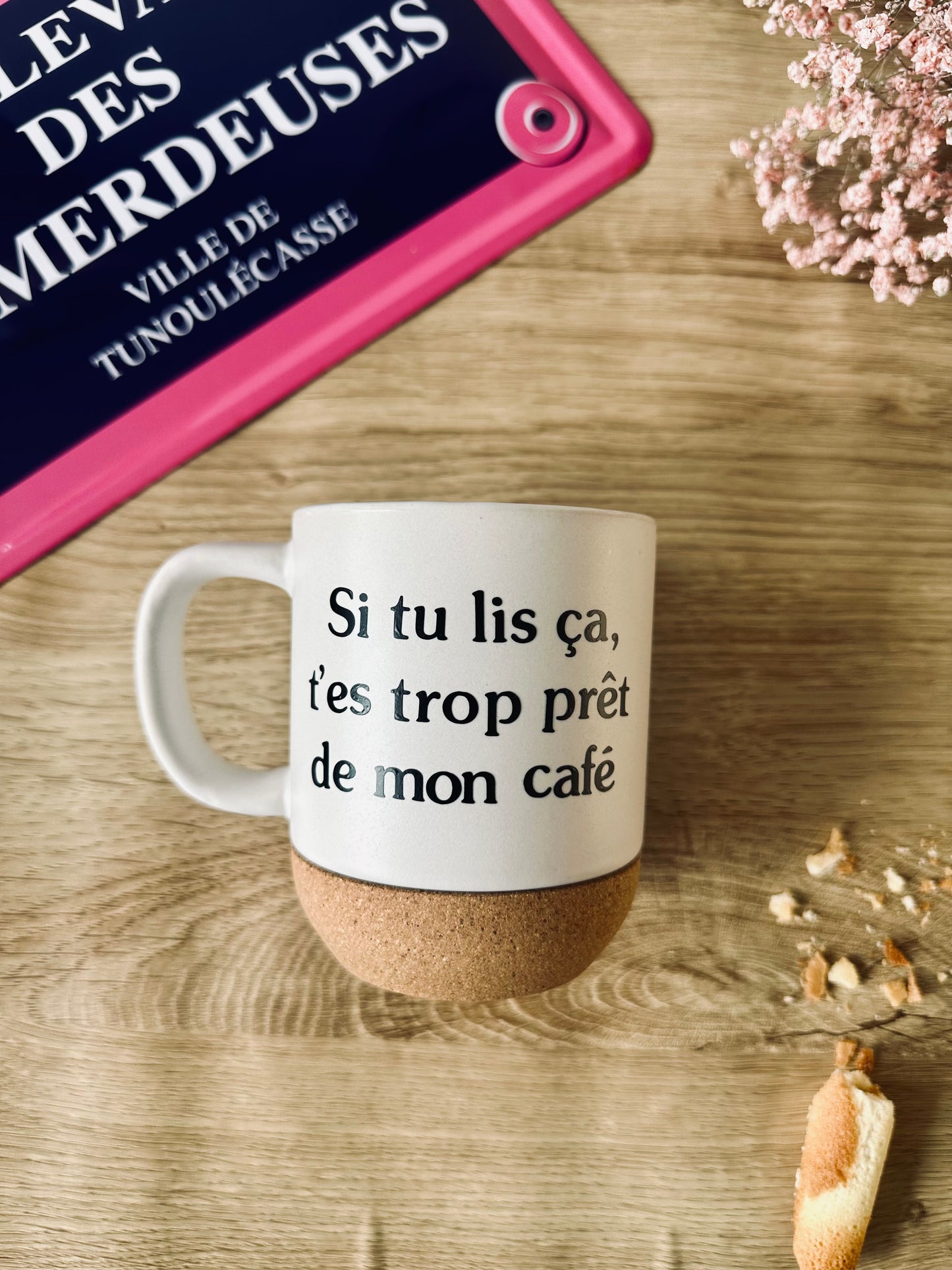 "Si tu lis ça, t'es trop près de mon café." 🚫
